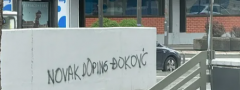 SRAMOTA! Uvredljiv grafit za Novaka u sred Beograda!